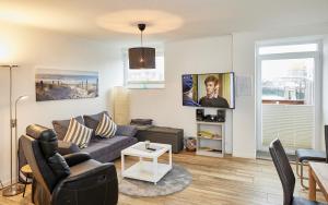 ein Wohnzimmer mit einer Couch und einem Tisch in der Unterkunft Fährstrasse 2 in Cuxhaven