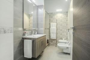 a white bathroom with a sink and a toilet at Nuovo trilocale vicino centro/mare in Santa Teresa Gallura +25 photos