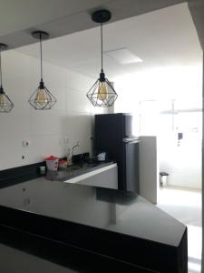 A cozinha ou cozinha compacta de Ap Enseada Guarujá mais 5 fotos