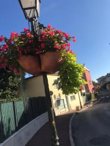 ein Straßenlicht mit Blumentöpfen drauf in der Unterkunft Studio in the center of Saint-Jean-cap-Ferrat in Saint-Jean-Cap-Ferrat