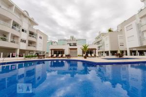 una gran piscina frente a algunos edificios en Apartamento Maravilhoso em Florianópolis na Praia dos Ingleses com piscina, en Florianópolis