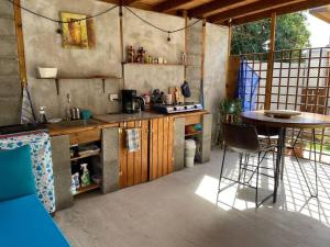 A cozinha ou cozinha compacta de Studio Urirama with swimmingpool