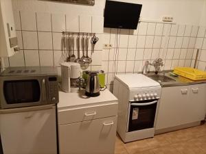 cocina pequeña con microondas y fogones en Ferienwohnung Ulmenstraße, en Bremerhaven