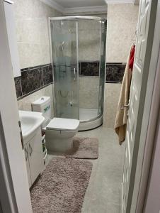 a bathroom with a shower and a toilet and a sink at BURSA TELEFERIK 4 1 DUPLEX apartment in Yıldırım