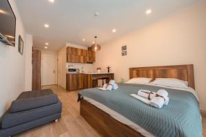Łóżko lub łóżka w pokoju w obiekcie New Gudauri Apartment Loft 2 N332