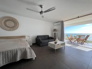 ein Schlafzimmer mit einem Bett und einem Sofa sowie einem Balkon in der Unterkunft Front line unit 520 ft2 - 48 m2, on second floor, stunning ocean view in Saint Martin