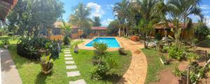 A view of the pool at Família Busca-pé or nearby