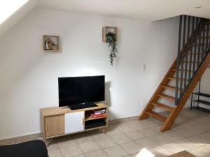 Les Badalans في لودنفيال: غرفة معيشة مع تلفزيون بشاشة مسطحة ودرج