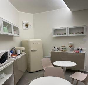 A kitchen or kitchenette at B&B m’ama non m’ama