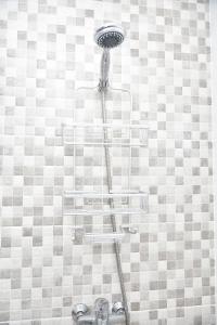 a shower with a glass shelf in a bathroom at Apartamento en Juan Dolio Tepuy 501 B in Juan Pedro