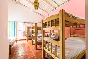 科韋尼亞斯的住宿－Mar Amar Cabaña - Hostel，一间设有几张双层床的客房
