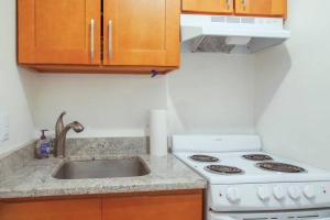 een keuken met een fornuis en een wastafel bij Downtown Studio Apt, Near Grocery And Hospitals in Boston