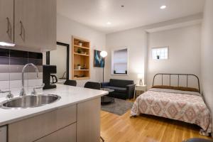 Rúm í herbergi á Modern Studio In City Center, Near Boston Common