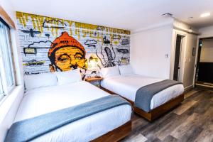 Postel nebo postele na pokoji v ubytování Crash Hotel Squamish