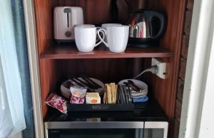 Příslušenství pro přípravu čaje a kávy v ubytování Seaton Arms Motor Inn