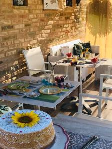 una mesa con un girasol encima en Casale delle Rondini, en Tolentino