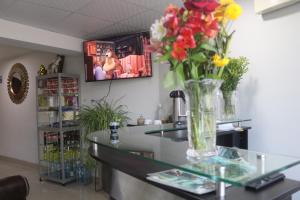 un vaso di fiori su un bancone in un negozio di Bunker Hostal a Cuzco