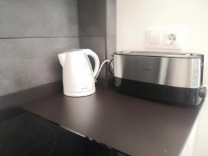 een koffiezetapparaat en een broodrooster op een aanrecht bij Lovely Modern Flat Valencia center in Valencia