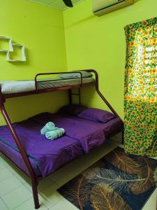 Etagenbett in einem Zimmer mit einer lila Matratze in der Unterkunft Homestay D'Lily in Ipoh