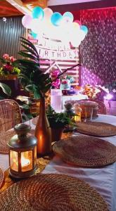 Villa Marii في ديبولوغ: طاولة مع صحون و مزهرية مع نبات