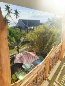 vista su un balcone con ombrellone di Sand 1 Hostel a Siquijor