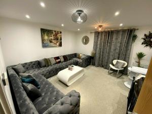 een woonkamer met een bank en een tafel bij ☆Igloo MagnoliaView Luxe Townhouse + Free Parking☆ in Leeds