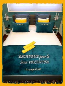 una camera da letto con un cartello sopra di The Lodge A'PART a Néewiller-près-Lauterbourg