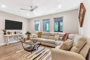 un soggiorno con un divano e un tavolo di Private Rooftop Patio + 4 Story Home in Downtown FW a Fort Worth Altre 17 foto