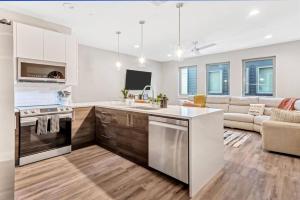 A kitchen or kitchenette at Private Rooftop Patio + 4 Story Home in Downtown FW
