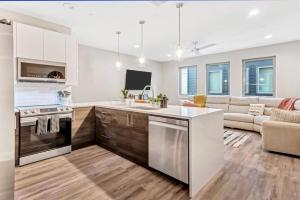 una cucina e un soggiorno con piano cottura e divano di Private Rooftop Patio + 4 Story Home in Downtown FW a Fort Worth