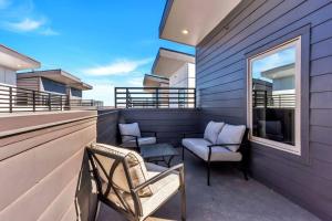 uma varanda com 2 cadeiras e uma janela em Private Rooftop Patio + 4 Story Home in Downtown FW em Fort Worth