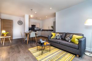 sala de estar con sofá y mesa en Geneva House Apartments by Elegance Living, en Peterborough