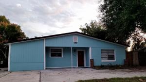 um pequeno edifício azul com uma porta na entrada em Comfortable, Affordable Oasis in Altamonte Springs for a Couple or Family em Orlando