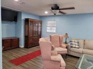 uma sala de estar com duas cadeiras e um sofá em Comfortable, Affordable Oasis in Altamonte Springs for a Couple or Family em Orlando