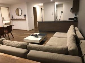 ein Wohnzimmer mit einer Couch und einem Couchtisch in der Unterkunft Estudio vacacional in Puerto Peñasco