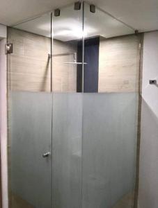 eine Dusche mit Glastür im Badezimmer in der Unterkunft Estudio vacacional in Puerto Peñasco