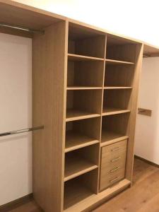 einen Schrank mit Holzregalen und einem Holzschrank in der Unterkunft Estudio vacacional in Puerto Peñasco + 3 Fotos