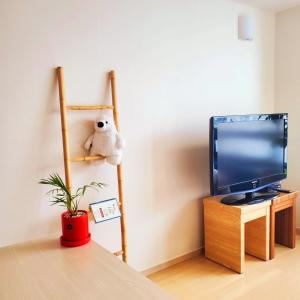 een kamer met een televisie en een teddybeer op een plank bij Cozy - Experience Home like Comfort Studio in Incheon