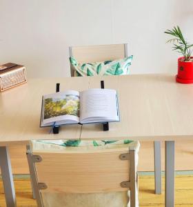 un libro su una scrivania con una sedia e un libro di Cozy - Experience Home like Comfort Studio a Incheon