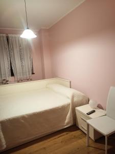 - une chambre avec un lit, un miroir et une chaise dans l'établissement Il Casale di Lavinia, à Fabro