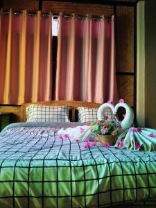Un dormitorio con una cama con flores y una ventana en ouychai resort home stay en Chiang Mai