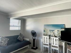 - une chambre avec un lit, un bureau et une télévision dans l'établissement 10 on Aquavista Addo River Apartment, à Colchester