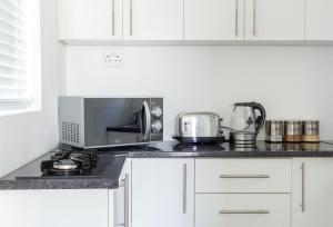 eine Küche mit einer Arbeitsplatte und einer Mikrowelle in der Unterkunft 10 on Aquavista Addo River Apartment in Colchester