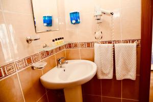 bagno con lavandino, specchio e asciugamani di Miletus Otel Şile a Şile