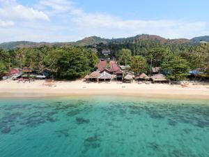 eine Luftansicht auf einen Strand mit einem Resort in der Unterkunft Lanta Fa Rung Beach Resort in Ko Lanta