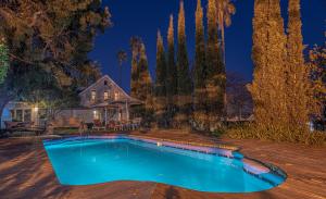 a swimming pool in front of a house at De Oude Pastorie in Swellendam