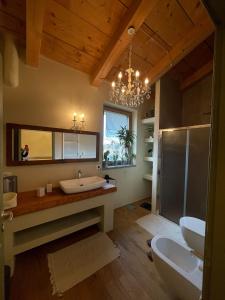 A bathroom at BeB montefratta