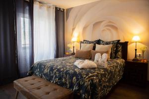 sypialnia z łóżkiem z dwoma ręcznikami w obiekcie LUXURY New Apartment CITY CENTRE & BEACH, Alicante w Alicante