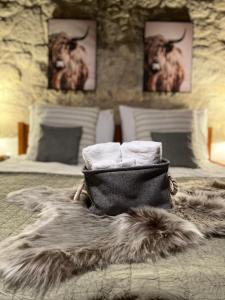 Una cama con dos rollos de toallas. en Vitamin B63 Vendégház, en Boldogkőváralja