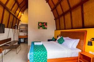 Postel nebo postele na pokoji v ubytování Omah Lumbung Yogyakarta + 33 fotografií